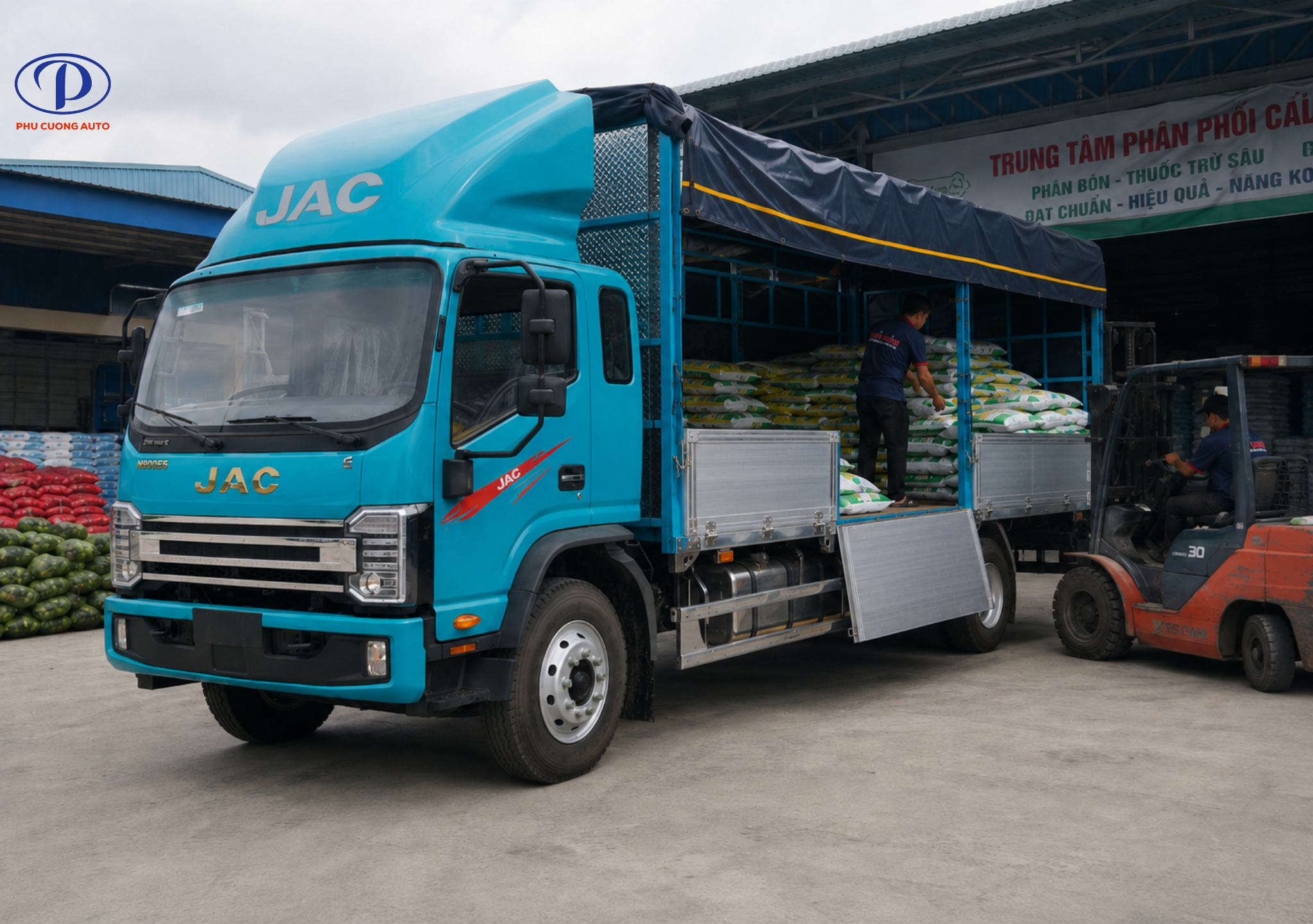 JAC N900 Plus E5 chở nông sản và hàng đóng bao