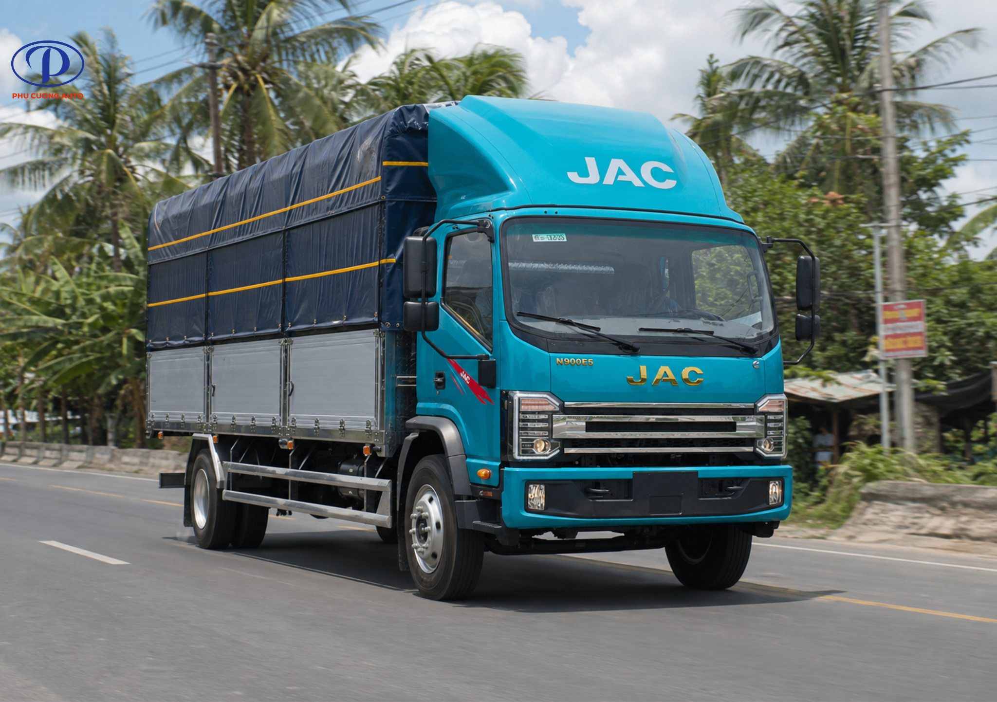 JAC N900 Plus E5 chạy trên quốc lộ góc 2