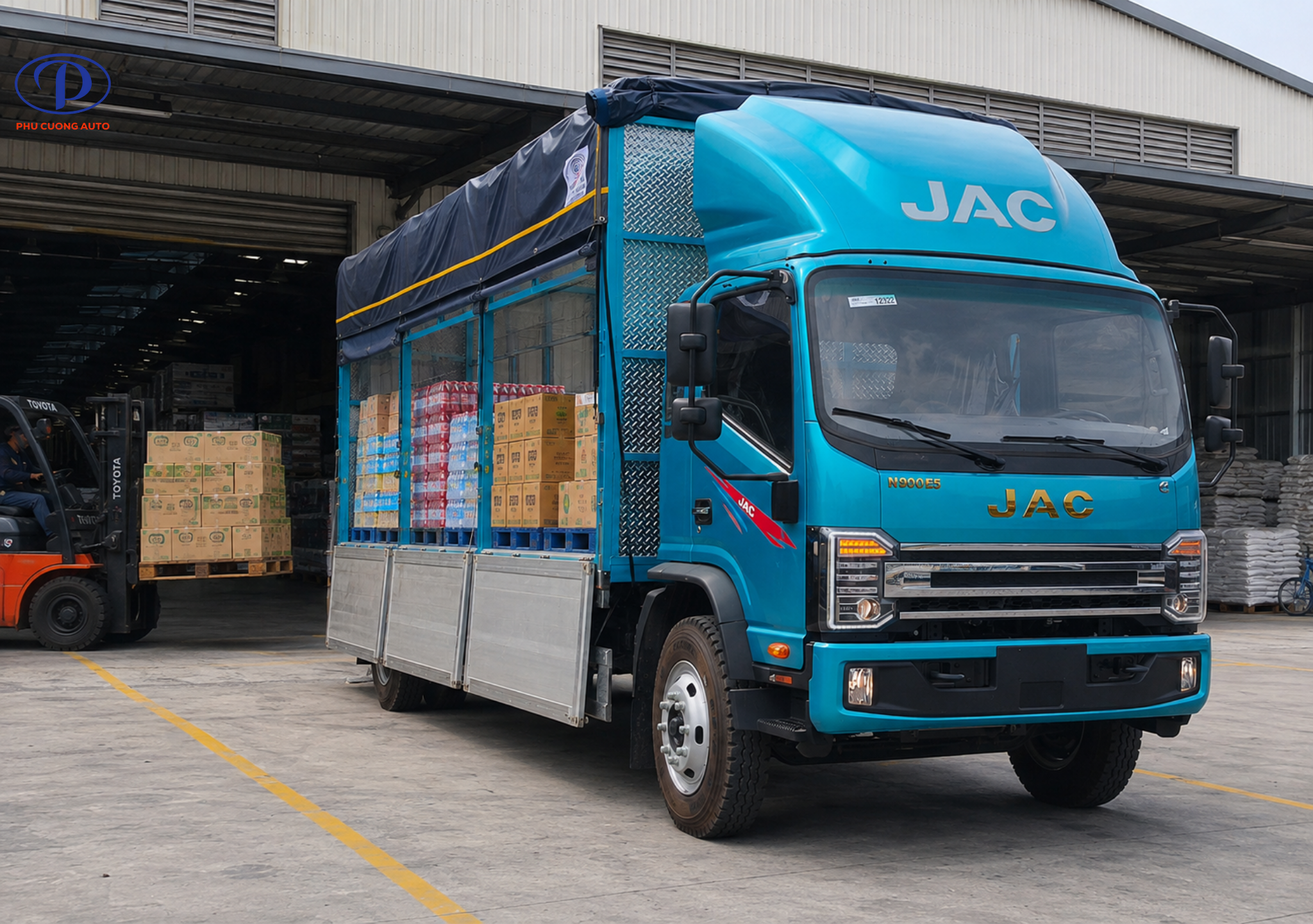 JAC N900 Plus E5 chở pallet và hàng tiêu dùng