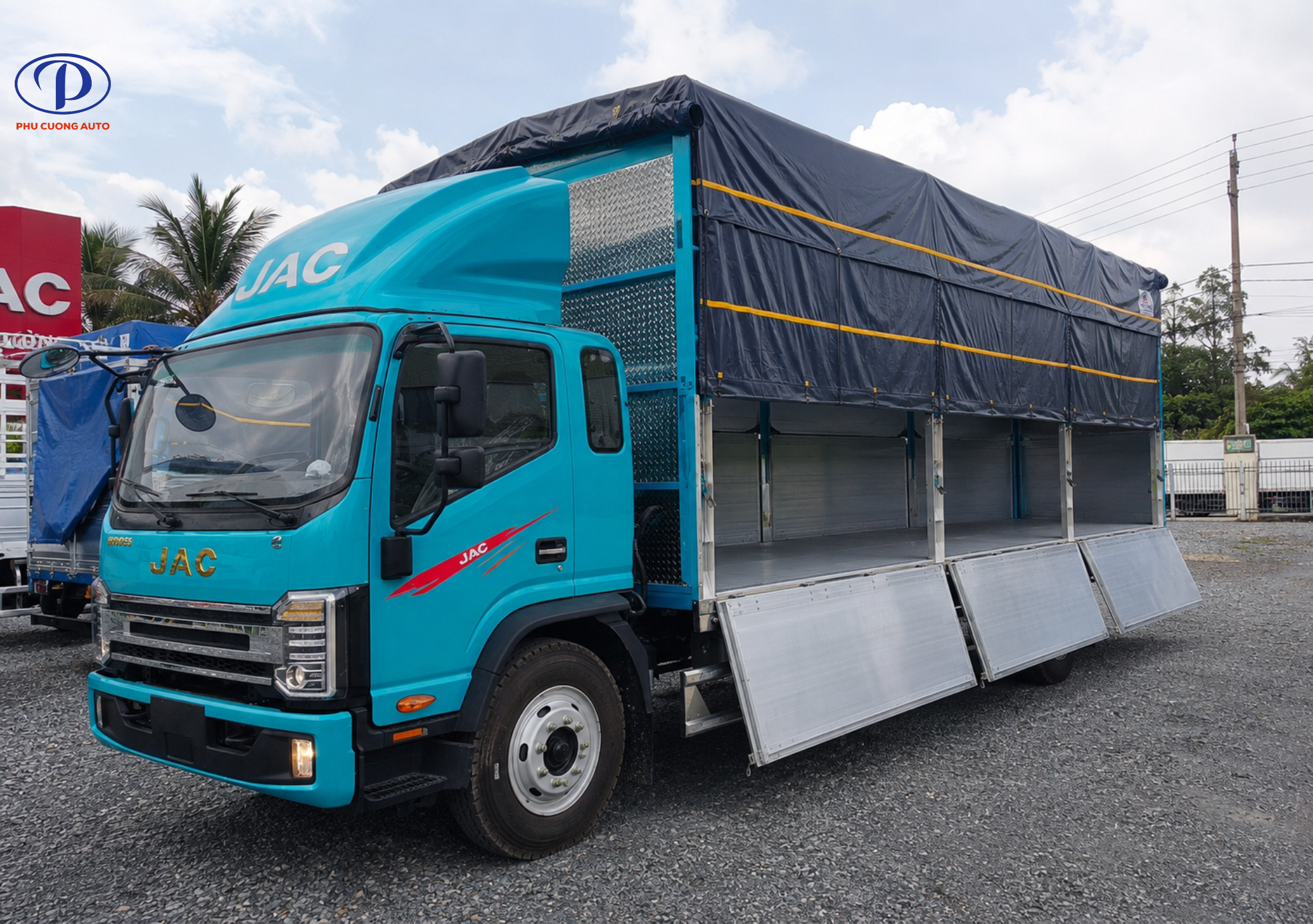 Bửng nhôm JAC N900 Plus E5 đang mở để bốc dỡ hàng