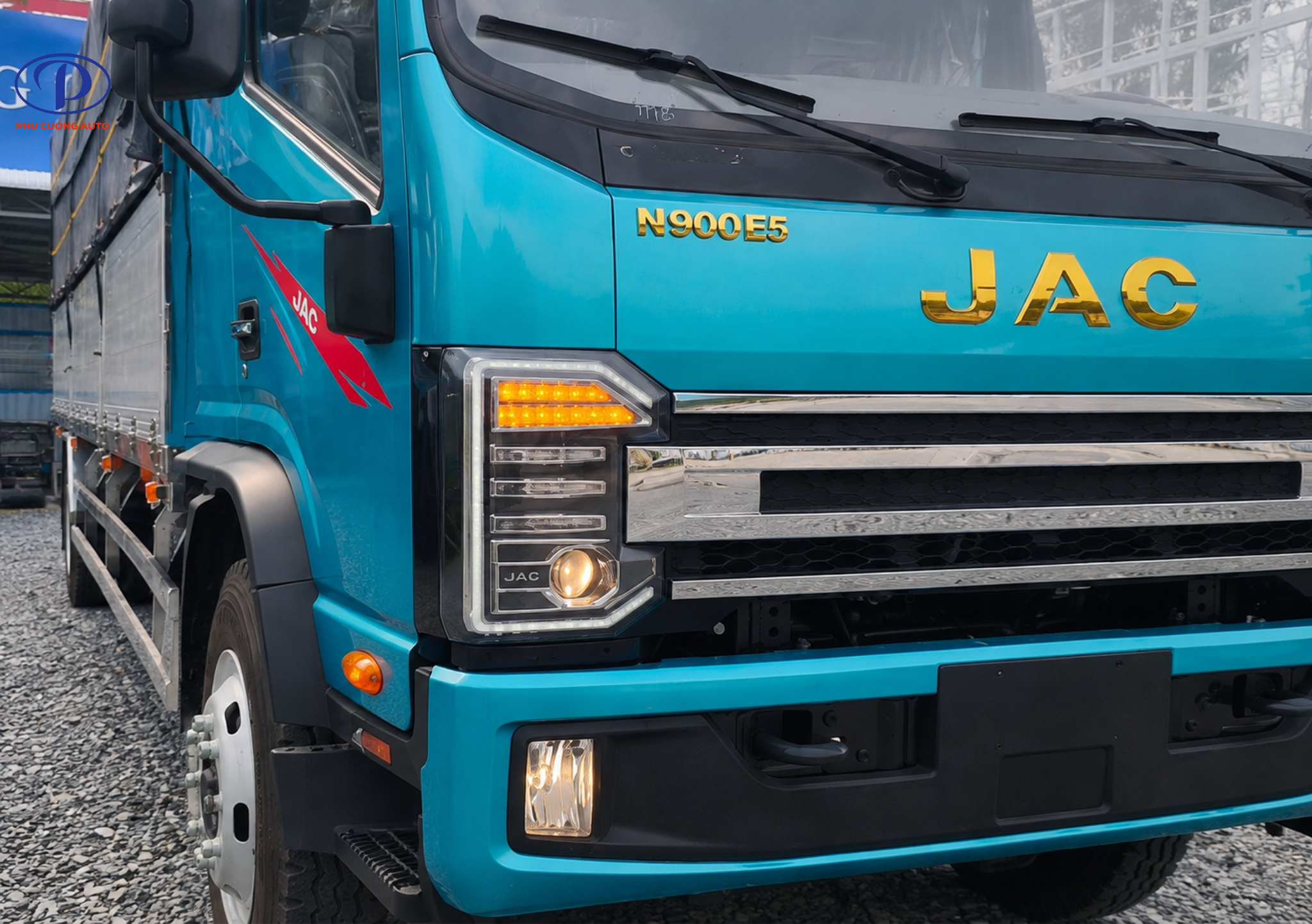 Chi tiết mặt ca-lăng đèn và gương JAC N900 Plus E5