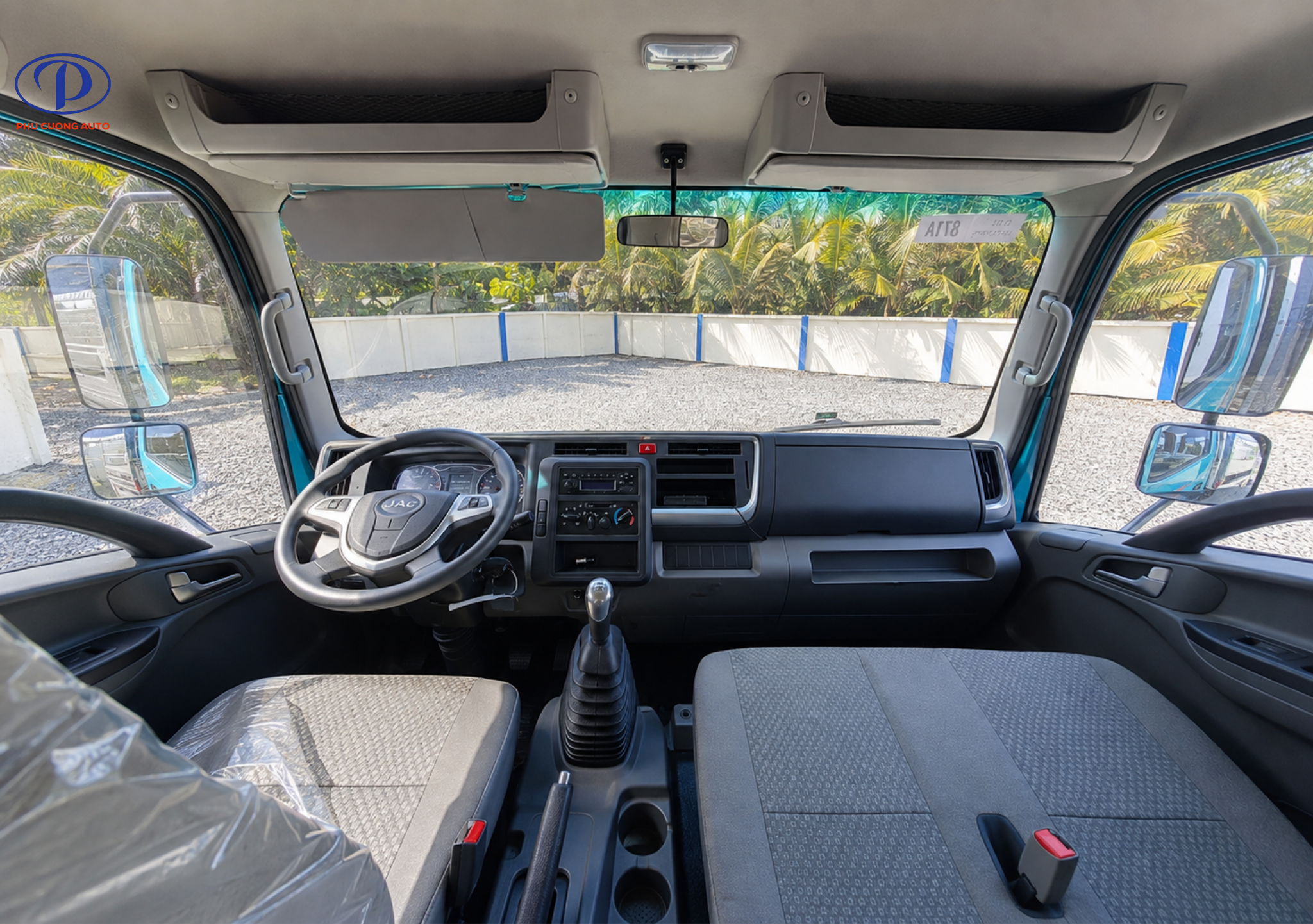 Nội thất cabin JAC N900 Plus E5 3 chỗ ngồi