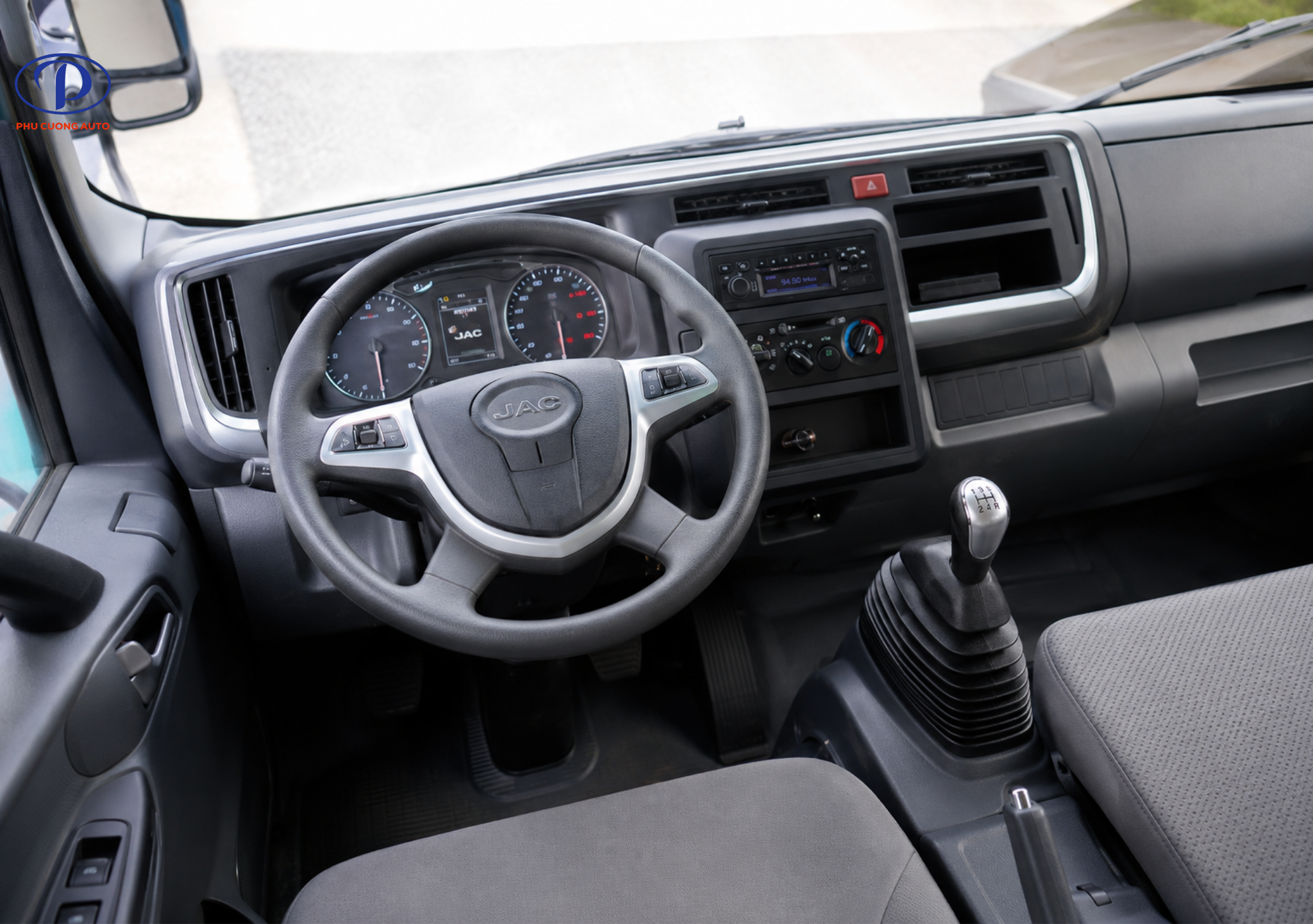 Nội thất JAC N900 Plus E5 3 chỗ và giường nằm