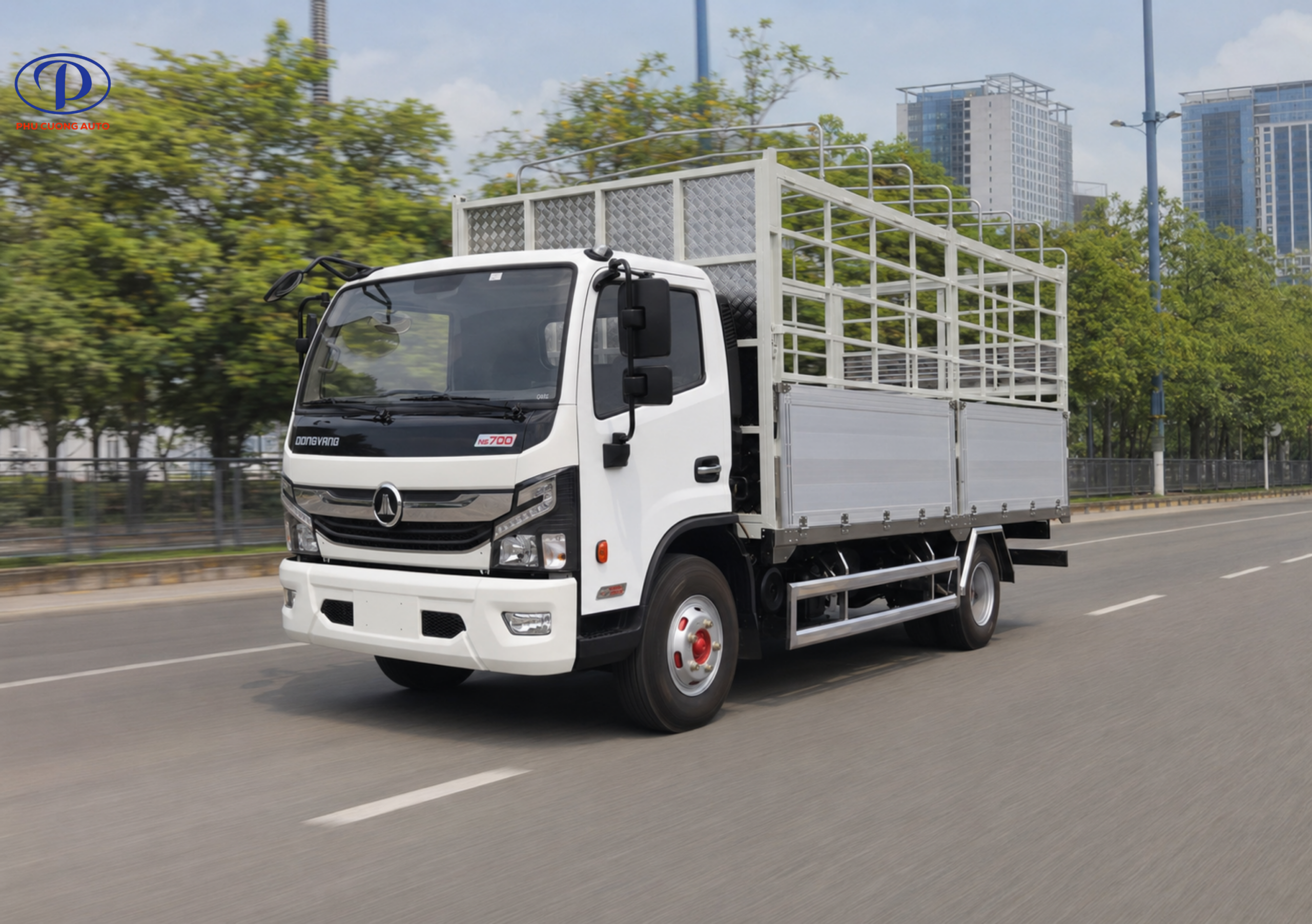 Thiết kế thùng mui bạt dài 5.05m vững chắc giúp xe dễ dàng đi vào các cung đường miền Tây.