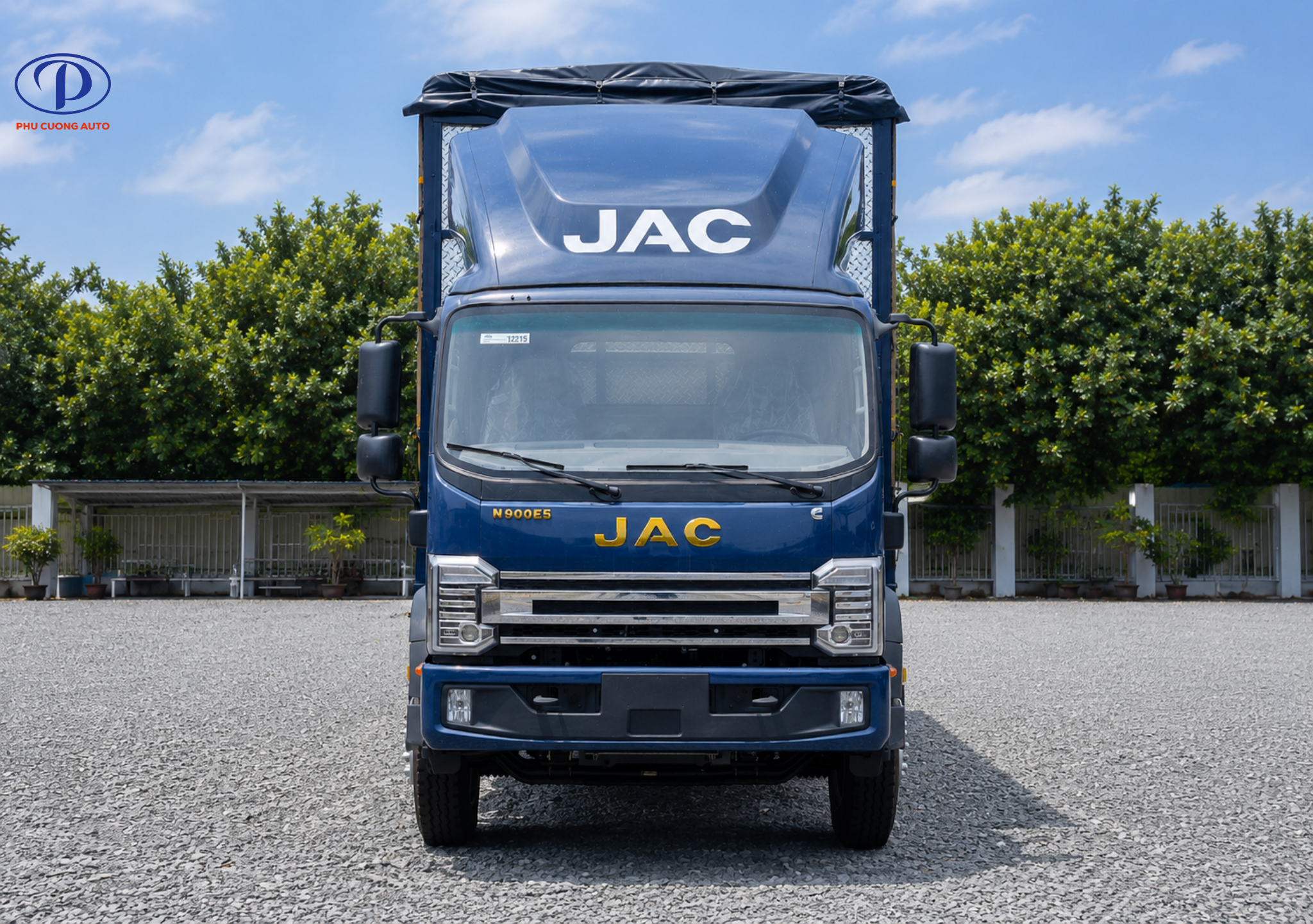 Xếp hàng hóa cân bằng trên thùng xe tải JAC N900