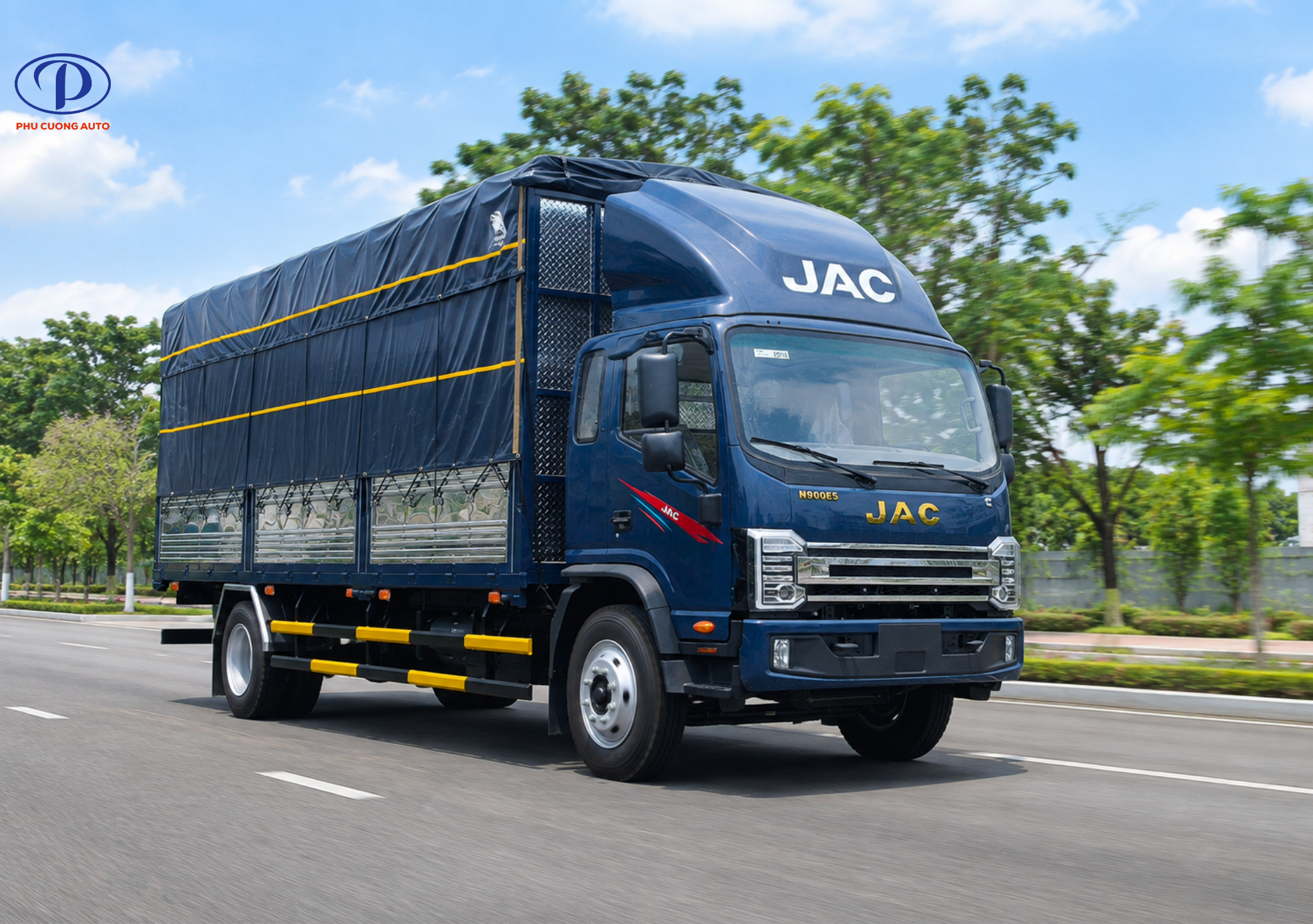 Xe tải JAC N900 vận hành trên quốc lộ