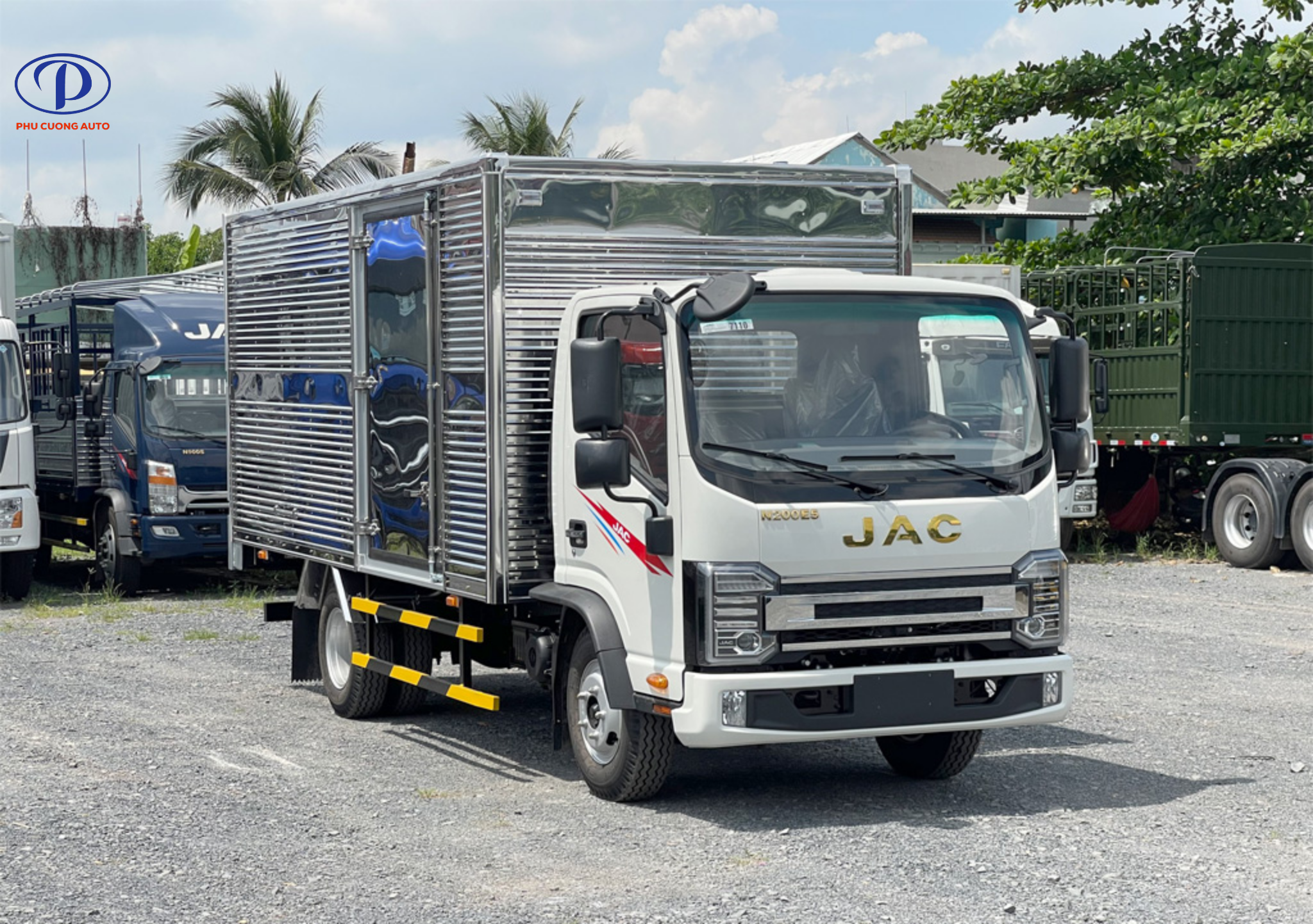 Thiết kế tổng thể giúp xe JAC N200S E5 thuận tiện đi vào các tuyến phố.