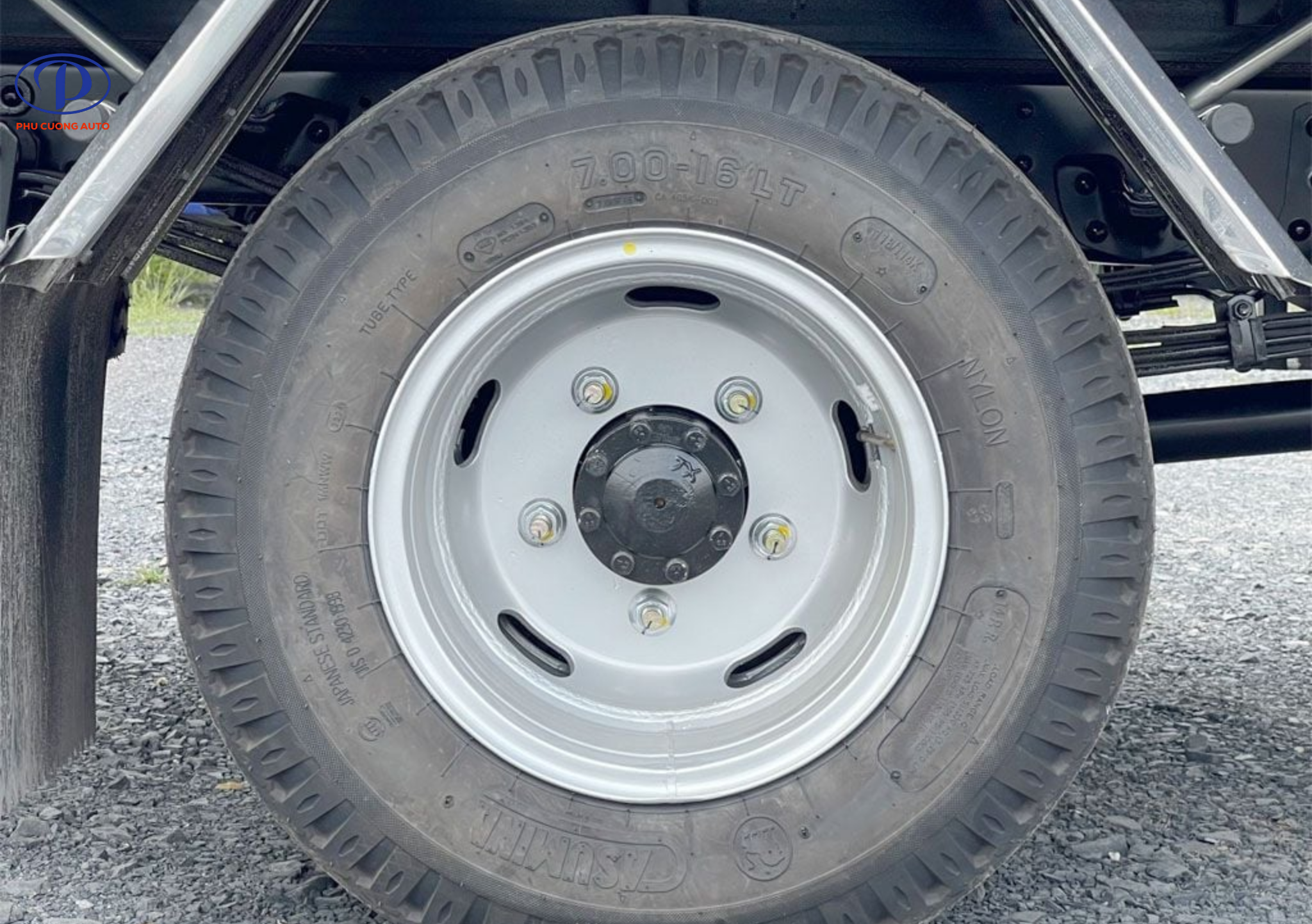 Xe chở đầy tải gần 2 tấn vẫn đề pa bứt tốc cực kỳ dễ dàng.