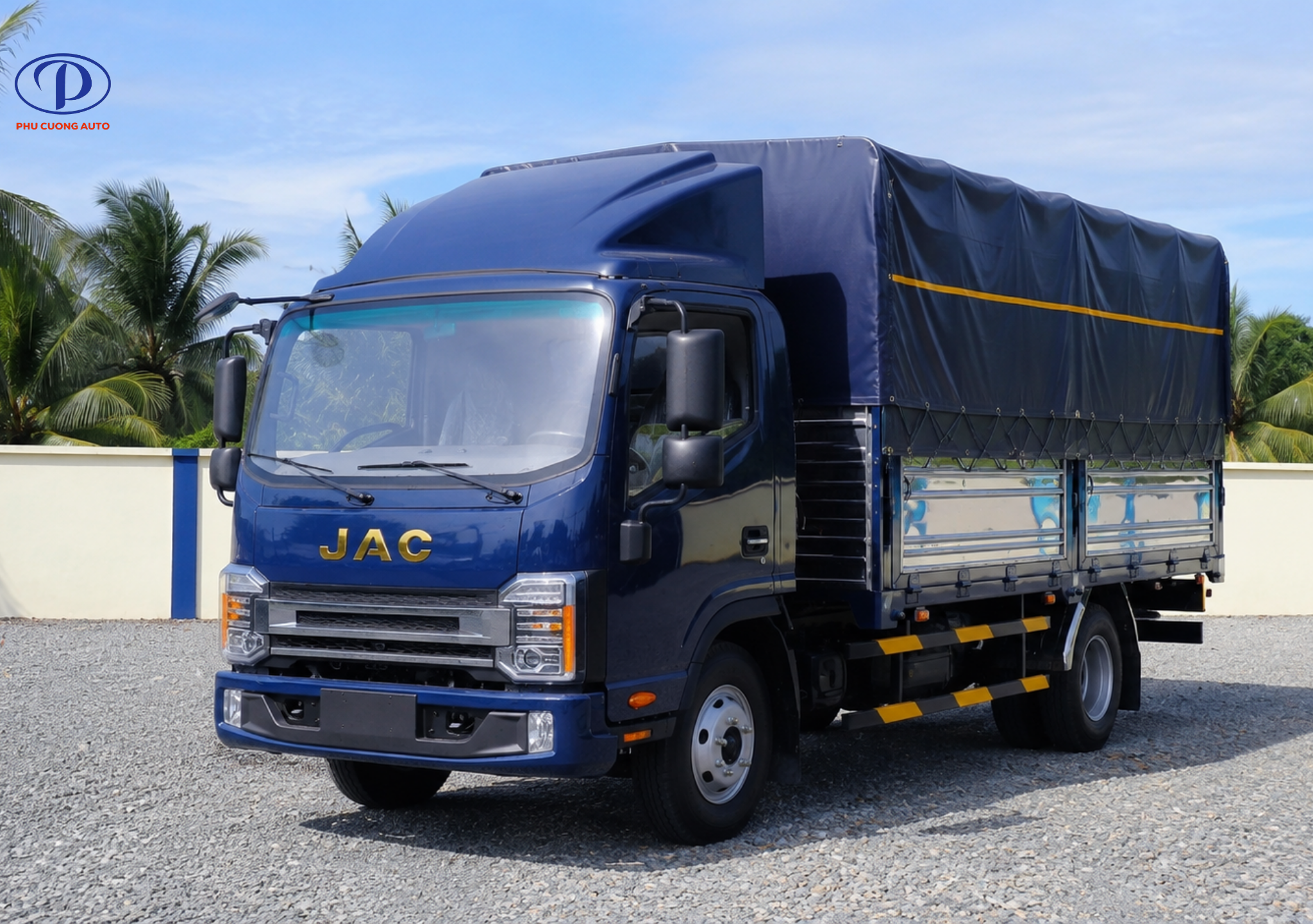 Xe tải JAC N200S Pro E5 thùng bạt là mẫu xe tải cực kỳ hiện đại.