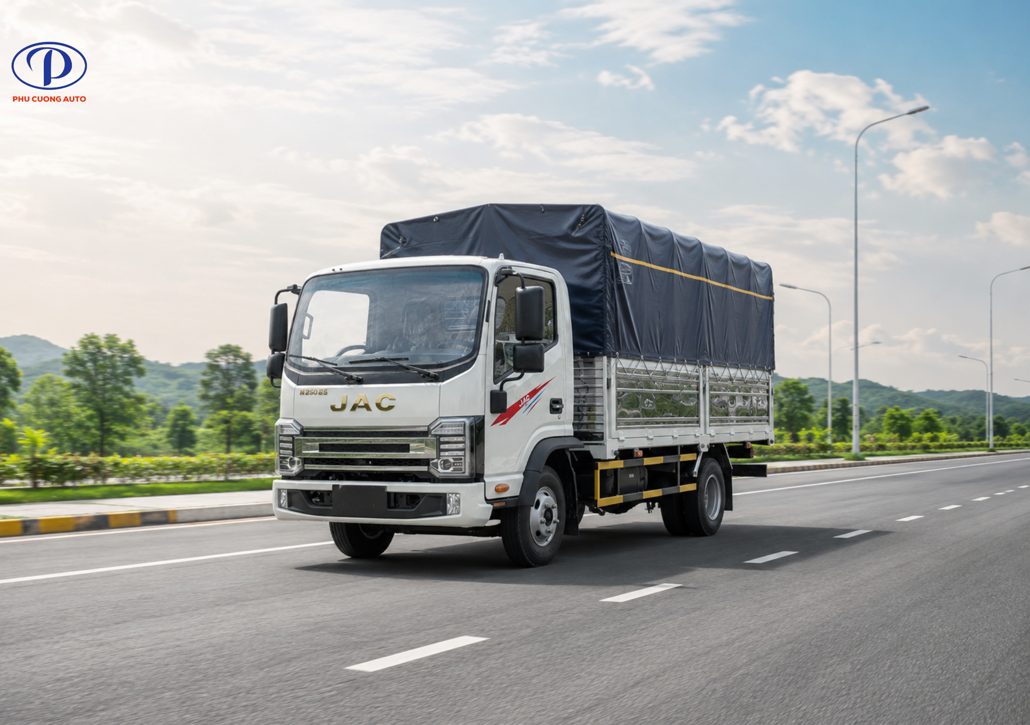 Xe tải JAC N250S E5 di chuyển trong đô thị
