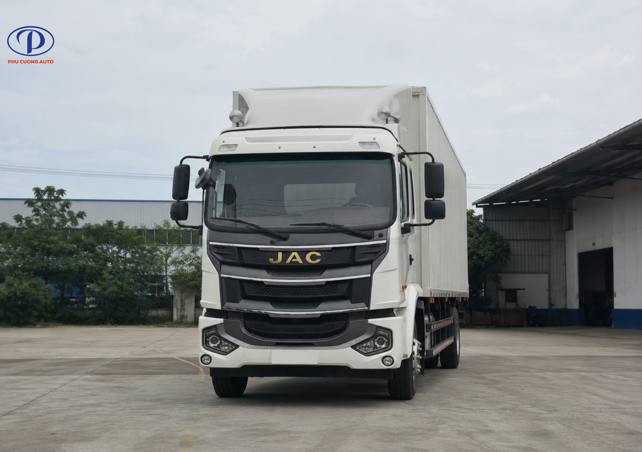 Xe tải JAC A5 thùng container là mẫu xe tải trung nhập khẩu nguyên chiếc. 