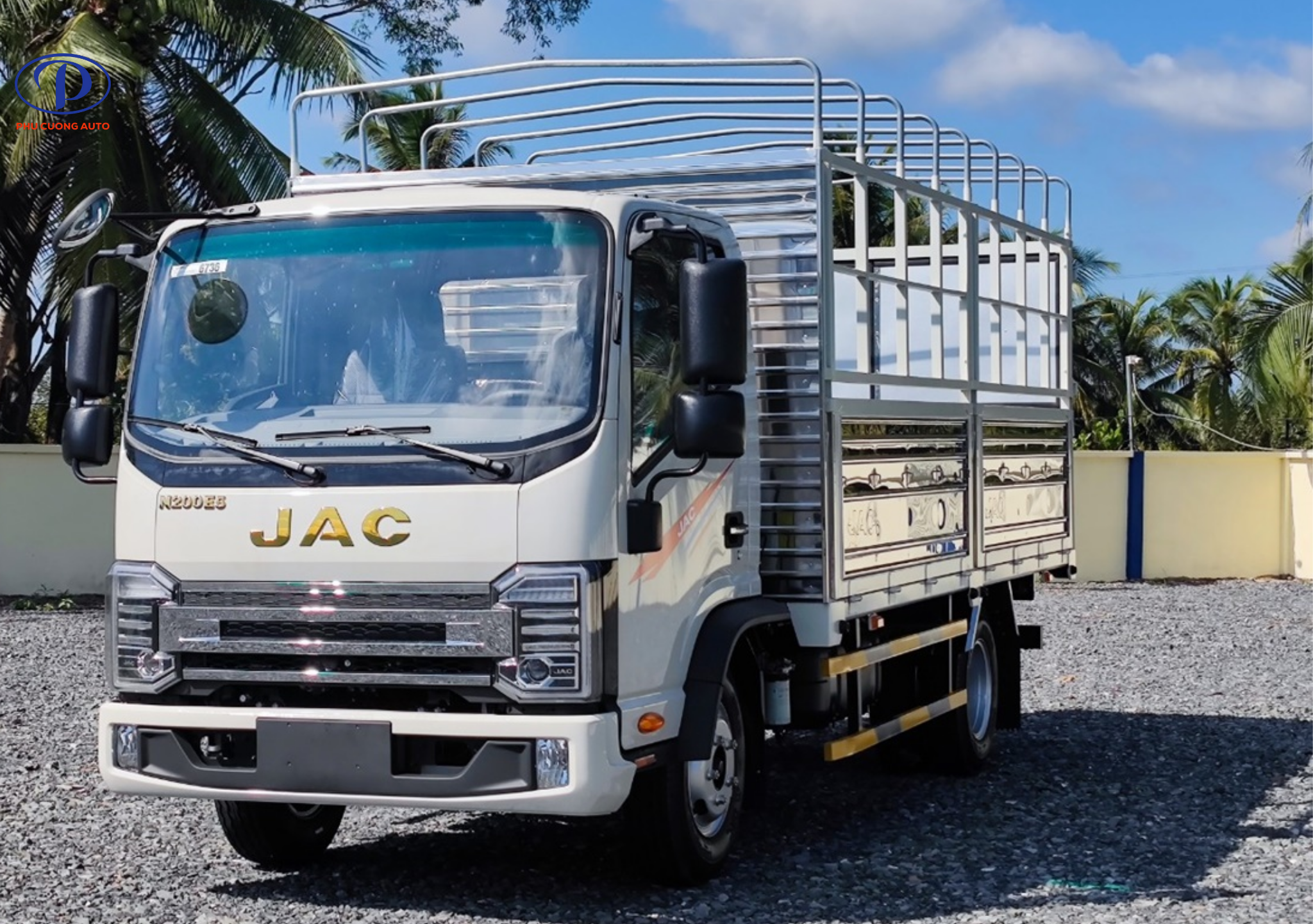 Xe tải JAC N200S E5 thùng bạt là mẫu xe tải nhẹ được ưa chuộng