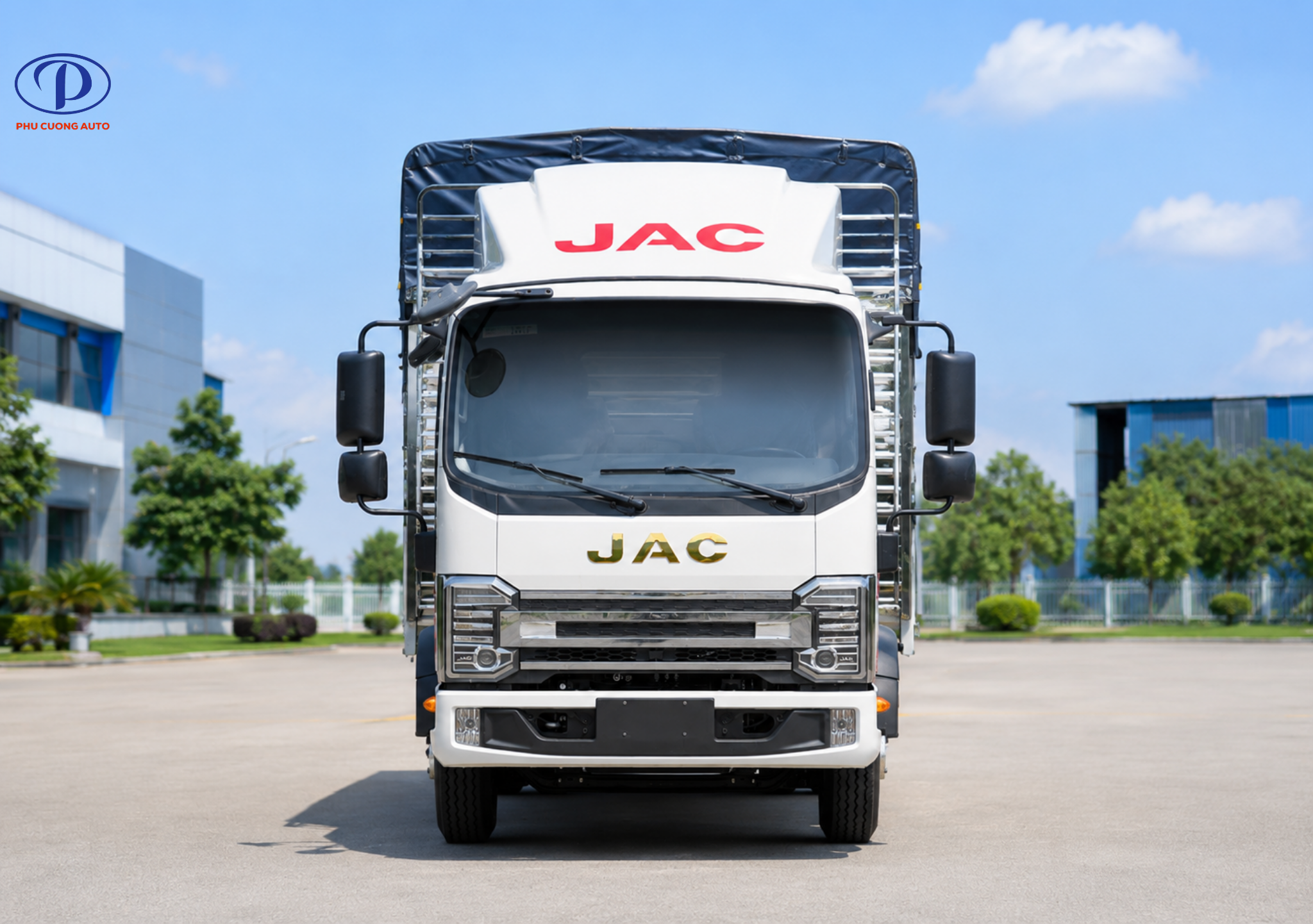Xe tải JAC N250S Pro E5 thùng bạt là phiên bản mới ra mắt.