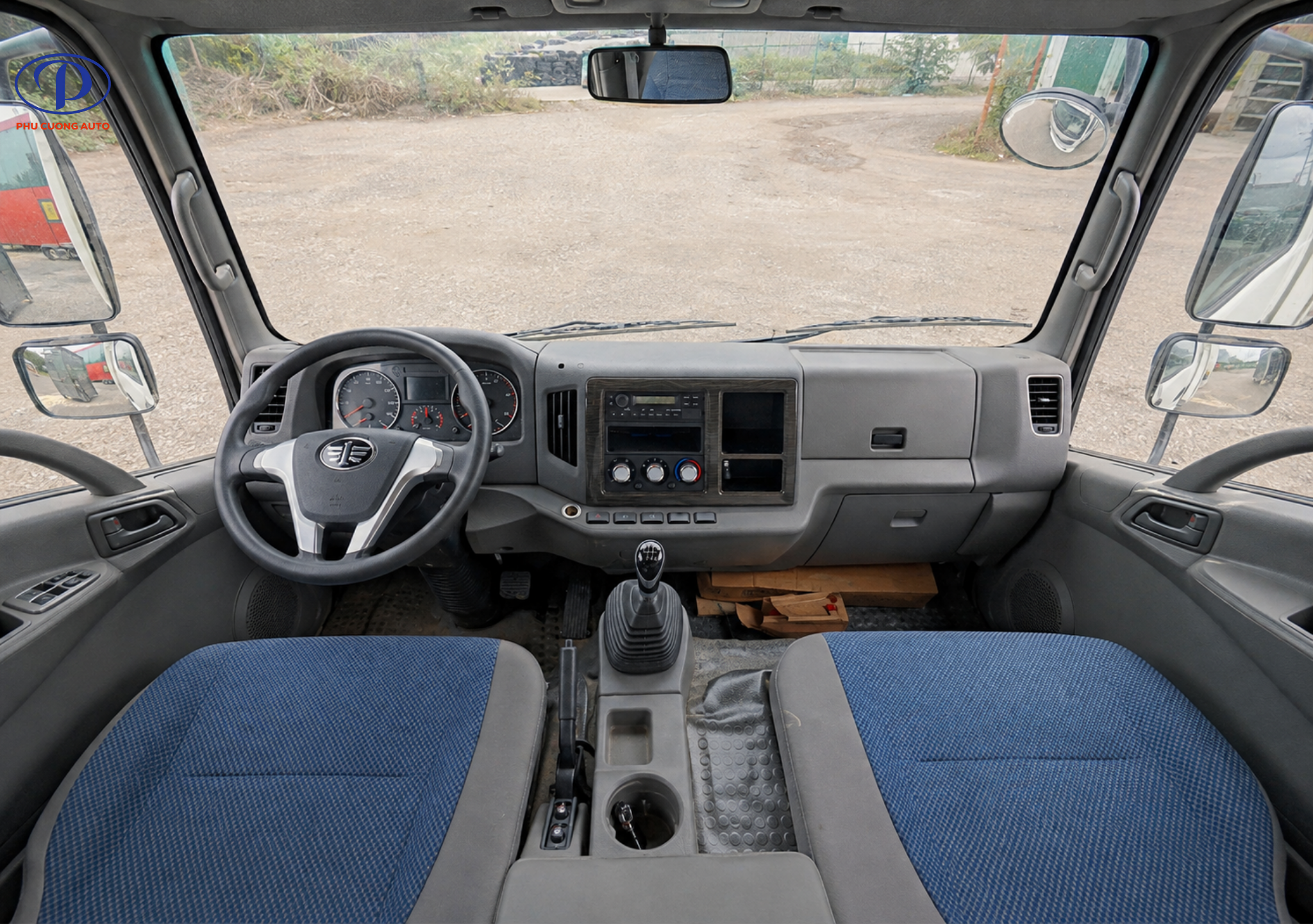 Không gian 3 chỗ ngồi cabin xe tải FAW Tiger