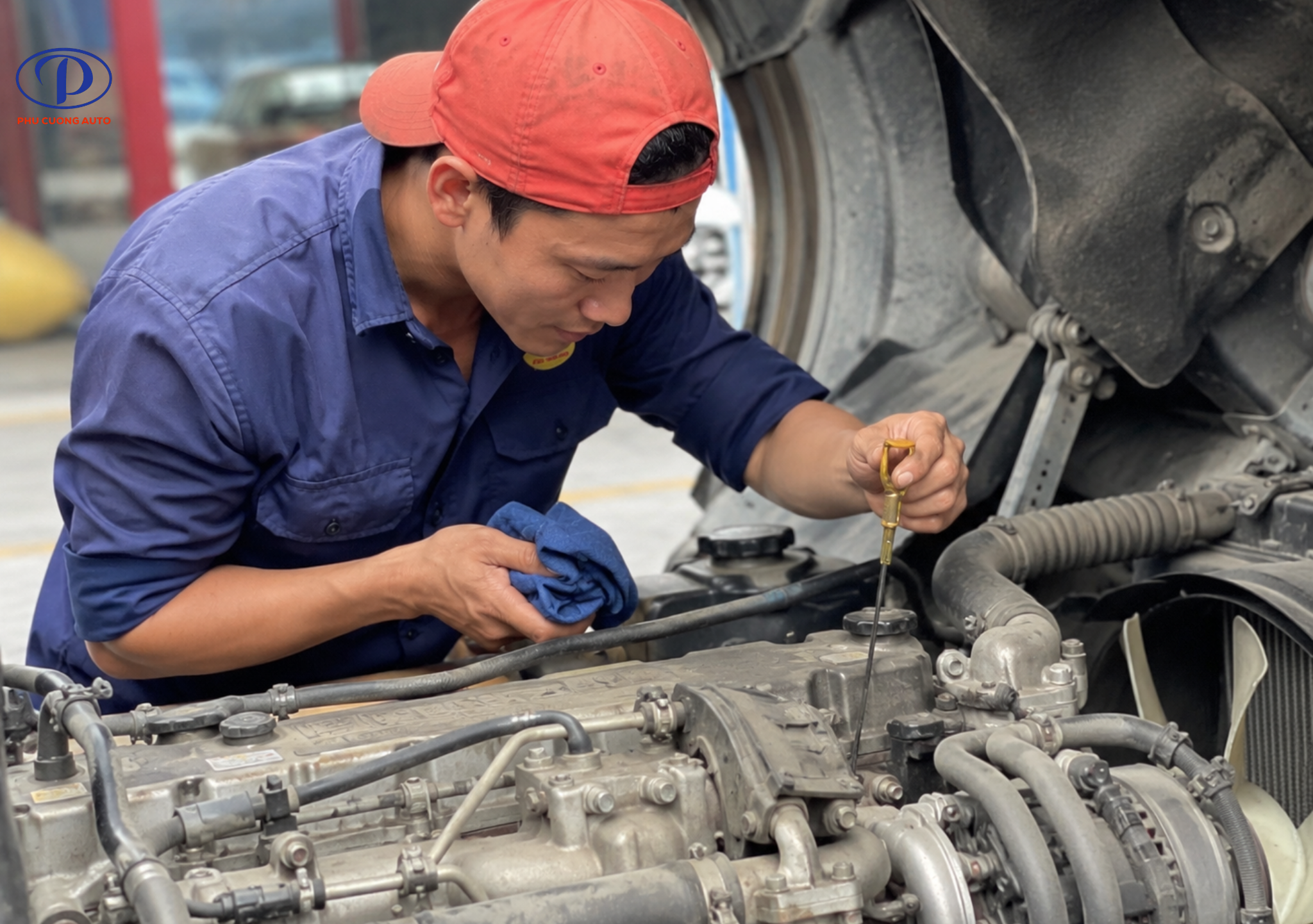 Kiểm tra khoang động cơ xe tải tại Phú Cường