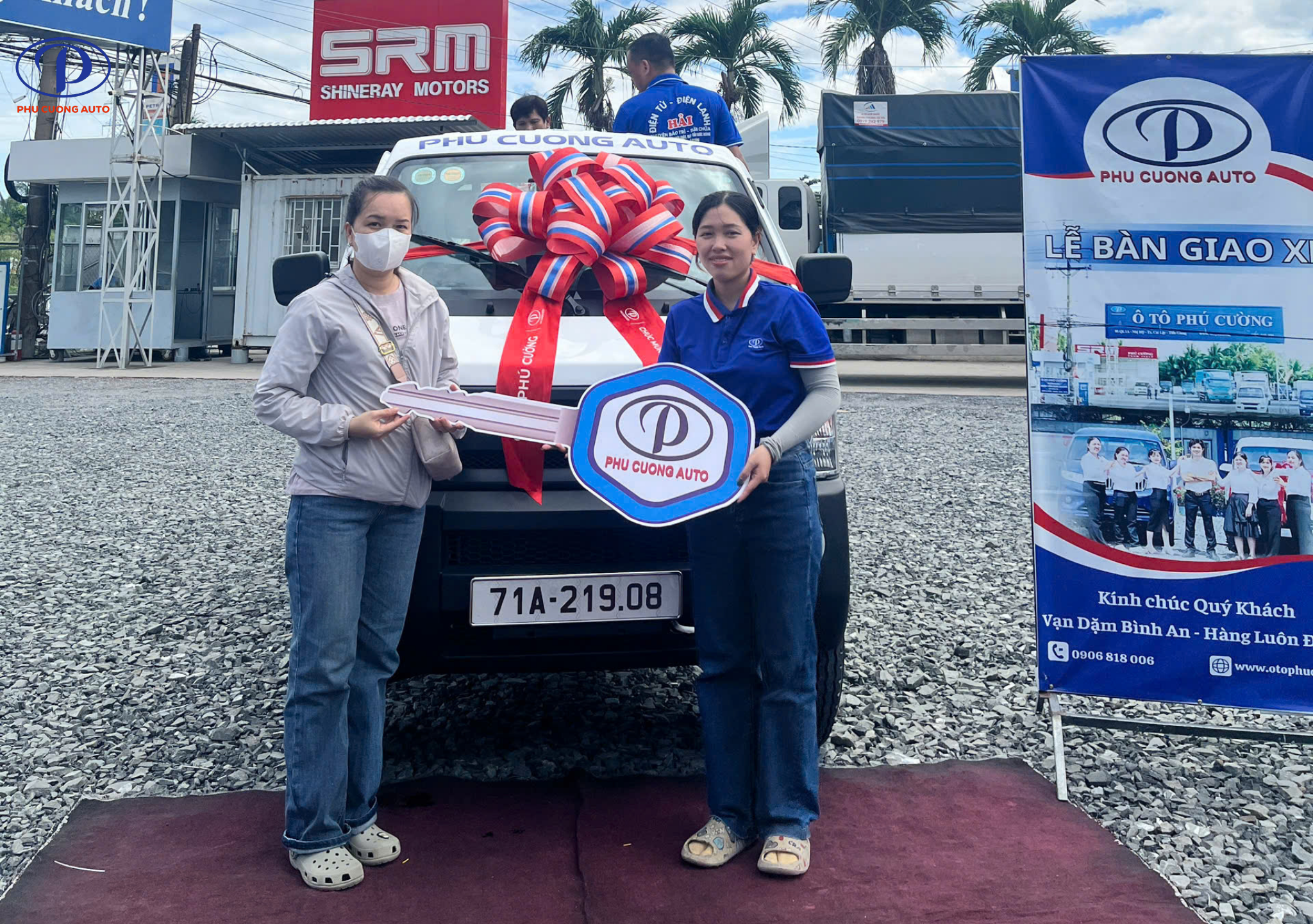 Khách hàng Lê Thị Hồng Diễm nhận xe ben K990 tại Oto Phú Cường chi nhánh Tiền Giang